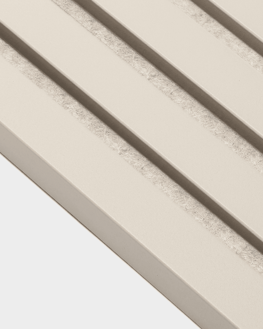WoodUpp End Lamella in Soft Linen, eine Akustikplatte aus MDF im nordischen Stil, weist drei parallele, strukturierte Linien auf und ist mit den Maßen 240 x 2,2 cm für die Wandmontage ausgelegt.